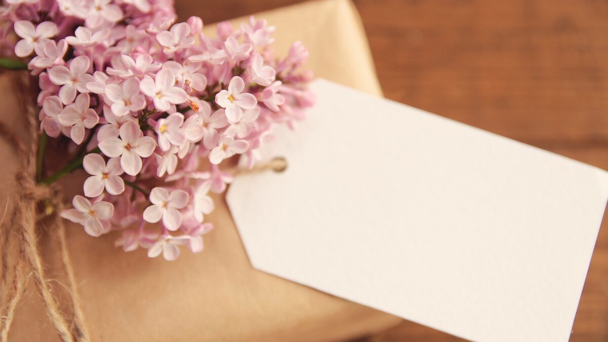 花が添えてあるギフトボックス